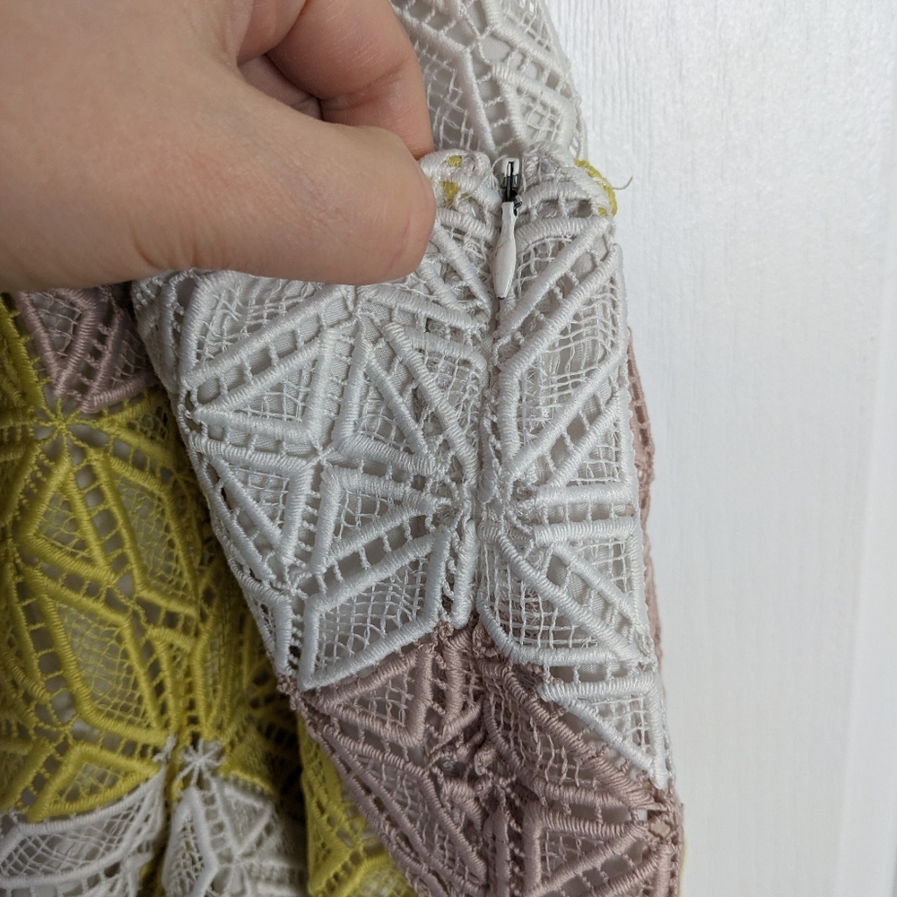 Simons Chevron crochet style lace shorts neutral tones cream yellow medium - Picture 6 of 8